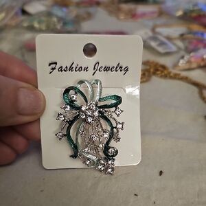 Elegant Green and Silver Bow Brooch NEW